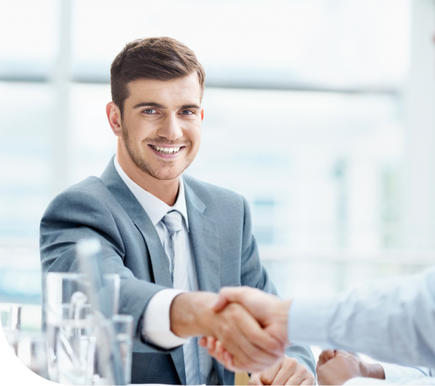 homem feliz fechando contrato conosco