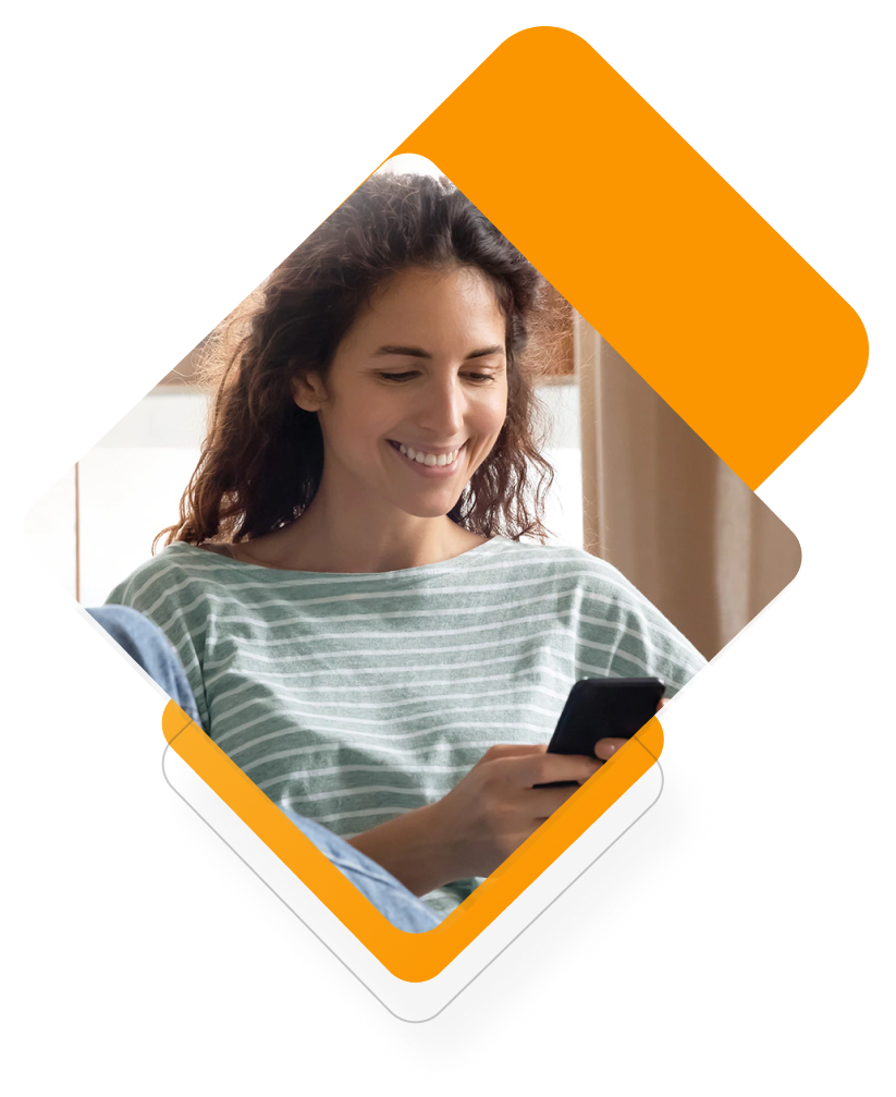 mulher feliz olhando o celular com o site da creditz